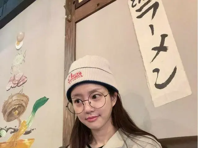 女優イ・ユビ、丸いメガネかけても人形美貌…透明感あふれる肌で魅了