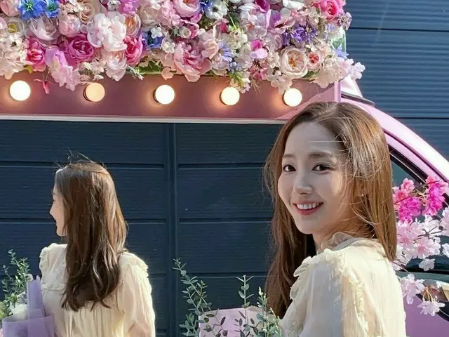 女優パク・ミニョン、ファンたちプレゼントに幸せな笑顔…花よりさわやかな美貌