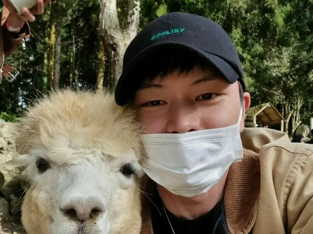 「BTOB」ソンジェ、アルパカと仲良くポーズ…マスクしててもかわいいビジュアル