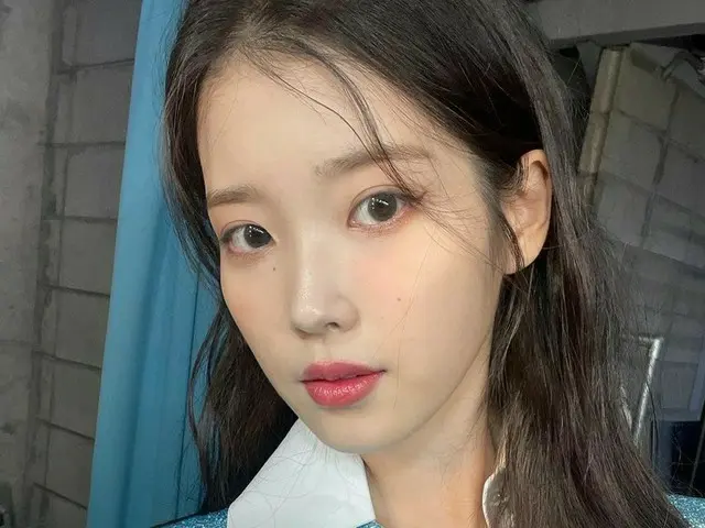 IU、視線を引きつけるビジュアル…“空色が確かによく似合うね～”