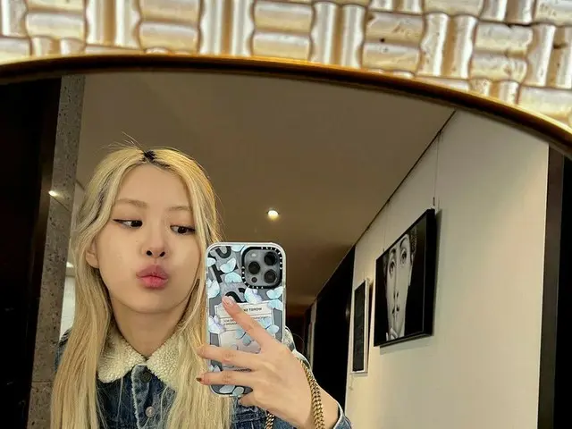 「BLACKPINK」ロゼ、くちびるを突き出して愛らしさいっぱい…デニム・オン・デニムもよく似合う