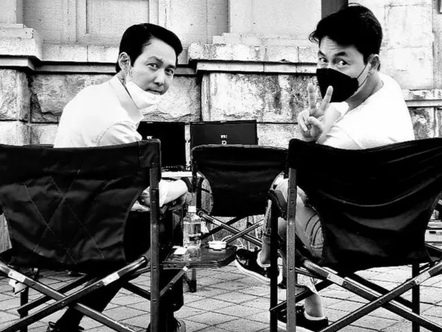 俳優チョン・ウソン＆イ・ジョンジェ、モノクロの仲良しツーショット