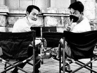 俳優チョン・ウソン＆イ・ジョンジェ、モノクロの仲良しツーショット