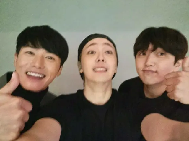 「FTISLAND」イ・ホンギ、サンドゥル（B1A4）とオ・ジョンヒョク（Click-B）とのスリーショット公開…最高のチームワークを誇る