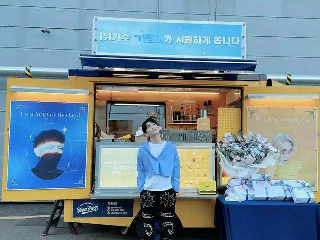 「SHINee」KEY（キー）、プレゼントされたカフェカーの前で認証ショット