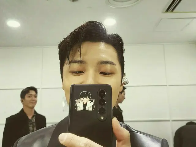 「CNBLUE」カン・ミンヒョク、楽屋でミラーセルフィー…後ろにジョン・ヨンファがw
