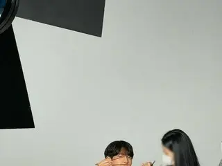 俳優キム・ウビン、広告撮影の合間に見せたかわいいウインク