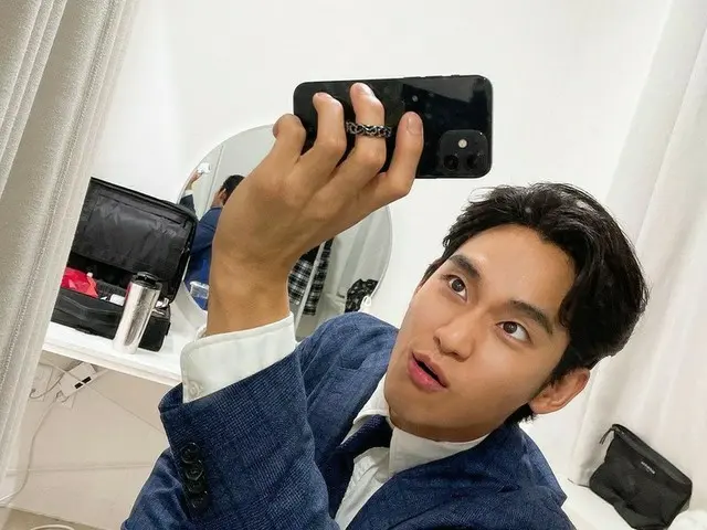 俳優キム・スヒョン、スーツ着てセルフィー撮影中?!…かわいい表情にファンたちもキュンキュン