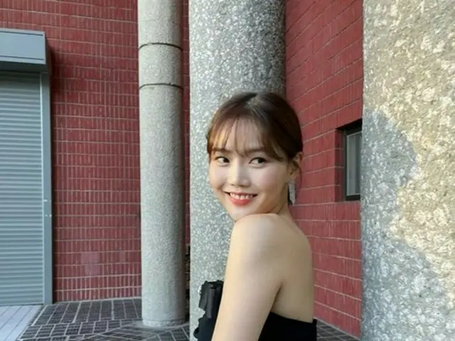 「OH MY GIRL」ヒョジョン、セクシーな衣装も爽やかに着こなし…愛らしいビジュアル