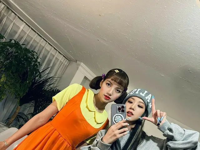「BLACKPINK」ジス、ハロウィンにネイル、帽子、衣装までリサに…“今日は私がLALISA”