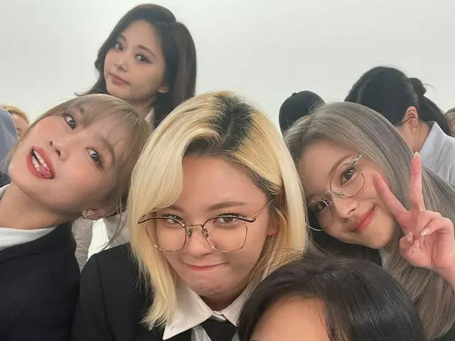 「TWICE」ジヒョ、ジョンヨンの誕生日にお祝いメッセージ…“早く一緒に仕事しよう”