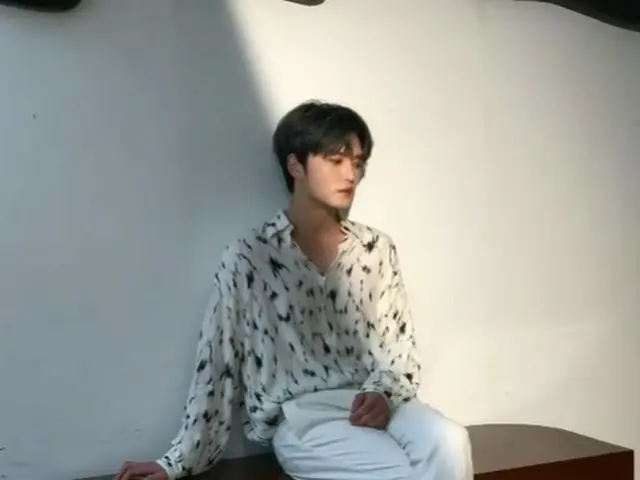 キム・ジェジュン、白く輝く天使のビジュアル…”風に注意”（動画あり)