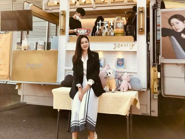 女優ソン・イェジン、ファンたちからのカフェカーのプレゼントに愛情表現…“あ.. 愛してます”