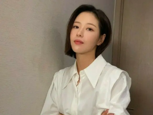 女優パク・ハナ、洗練された美貌…果敢なポーズで視線を釘付け
