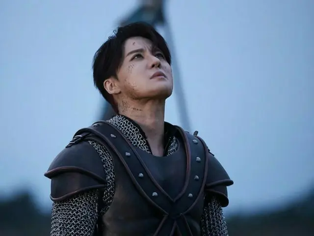 キム・ジュンス、深い眼差しでアーサー王の叙事を物語る