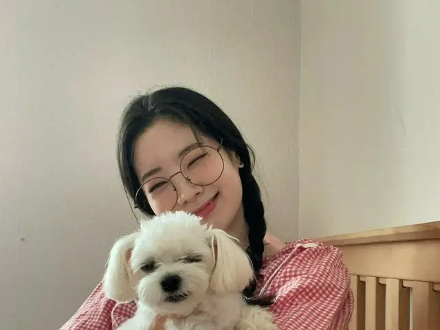 「TWICE」ダヒョン、子犬と一緒にウインク…ほっこりツーショット