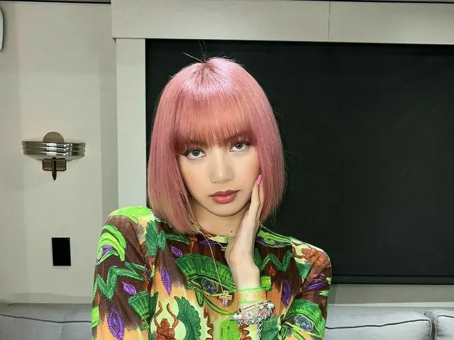 「BLACKPINK」リサ、華麗なプリントのハーフトップにピンクヘアでSF映画主人公のようなビジュアル…神秘的な魅力