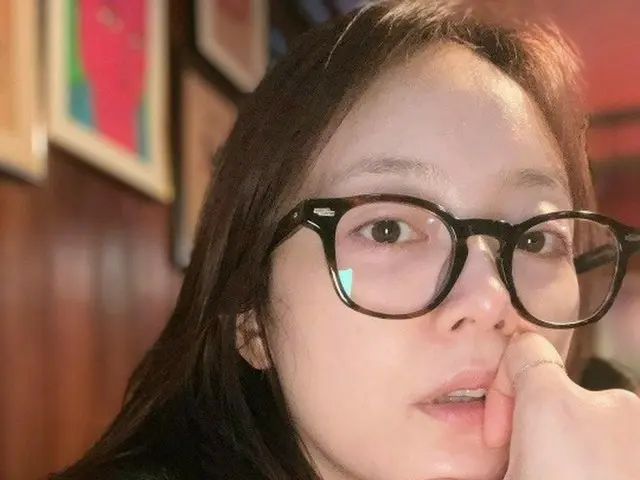 女優チョン・ソミン、すっぴんでもキラキラ輝く美貌…黒縁メガネもお似合い