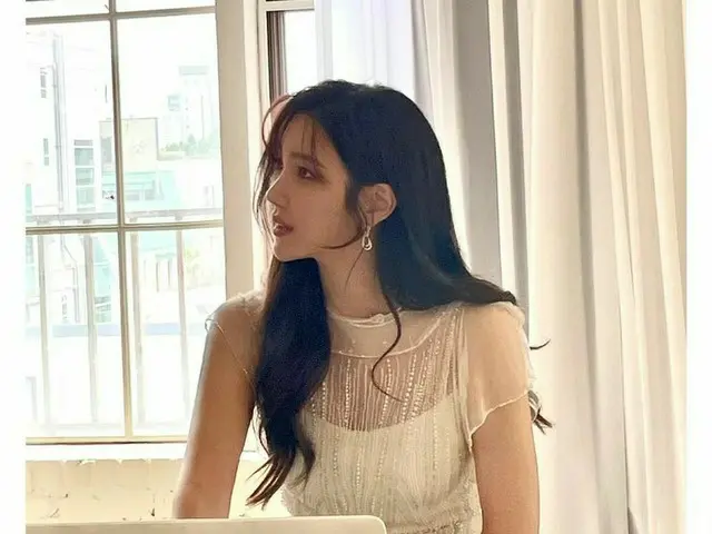 女優イ・ジア、ホワイトドレスで優雅な美貌を発散