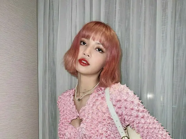 「BLACKPINK」リサ、ヘアーからネイルまでピンクでヒップな雰囲気