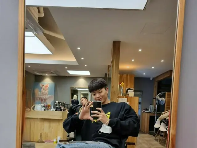 「BTOB」ソンジェ、ヘアショップでミラーセルフィーをパチリ…“帰ってきた日常”