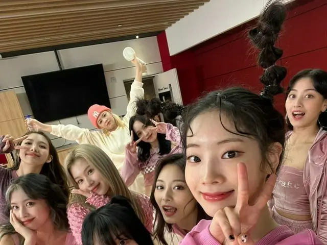 「TWICE」、9人の個性がいっぱい…ピンク色のお花畑