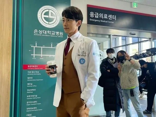 RAIN（ピ）、非現実的な白衣姿に視線釘付け…メガネまでかけて違った雰囲気