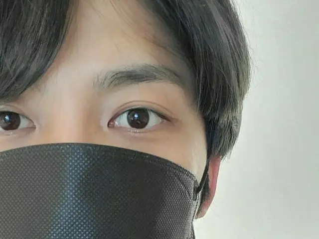 キム・ジェジュン、寒さを溶かしてくれる“ホットなアイコンタクト”