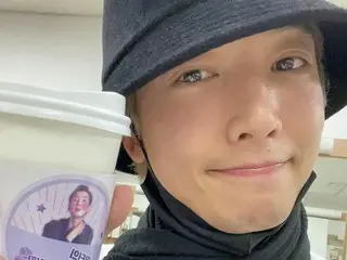 俳優チョン・ギョンホ、コーヒー片手にファンたちに感謝のあいさつ