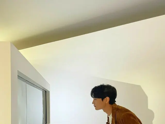 「SHINee」ミンホ、彫刻のような横顔に視線釘付け…「東方神起」チャンミンが“君を映す鏡になりたい”とコメント