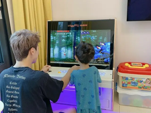 「FTISLAND」チェ・ミンファン、息子ジェユルくんと新しく買ったゲーム機にハマっている近況