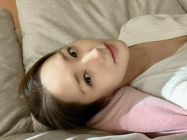 女優パク・ミニョン、寝転んでいても輝く美貌…そんなに見つめられたら