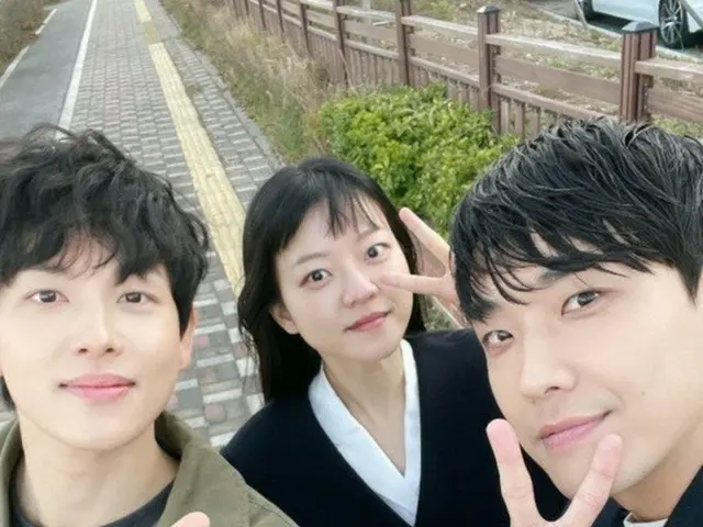 女優コ・アソン、イム・シワン（ZE:A）&イ・ジュンとの仲良しスリーショットで“温かいケミ”披露