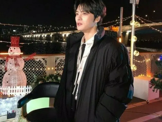 キム・ジェジュン、漢江を背景に眩しいビジュアルであいさつ