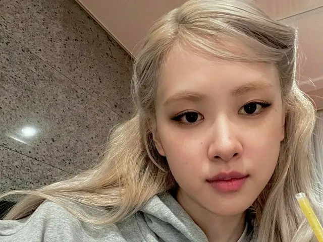 「BLACKPINK」ロゼ、ラフなスウェットスタイルもラブリー
