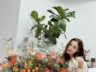 女優シン・セギョン、花かごの横で輝くビジュアル…清純美が爆発？！