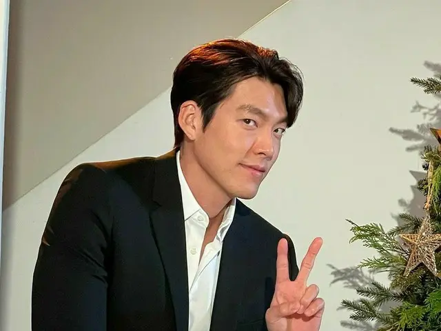 俳優キム・ウビン、グラビア撮影現場公開…広い肩にキュン