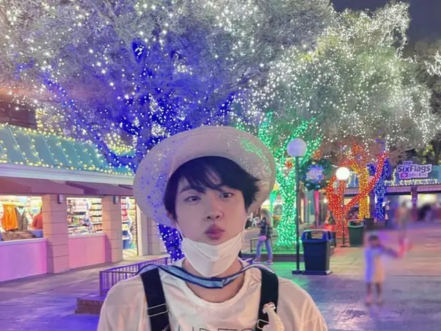 「BTS（防弾少年団）」ジン、ビッグなアイスクリームにスーパーマンのマント…天真爛漫な姿が微笑み誘う