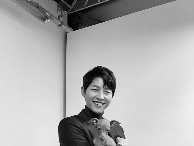 俳優ソン・ジュンギ、子犬を抱いてニッコリ…素敵な笑顔にキュン♥