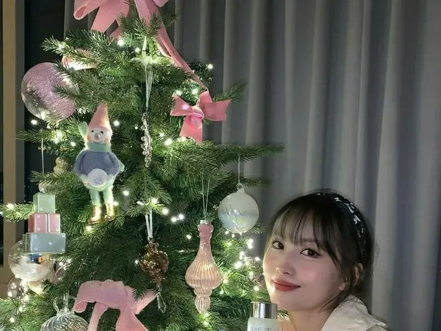 「TWICE」モモ、クリスマスツリーの横で清純で美しいビジュアル誇る