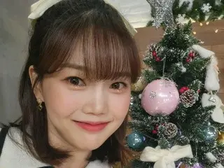 「OH MY GIRL」ヒョジョン、クリスマスツリーの隣にラブリー妖精…甘すぎる笑顔