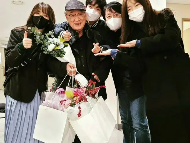 イ・ジュンギ、先輩俳優イ・スンジェの演劇鑑賞記念ショット…”おぶさったのではなくて、抱きしめたんです”