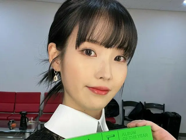 IU（アイユー）、「MMA 2021」で5冠王…美しい輝く笑顔