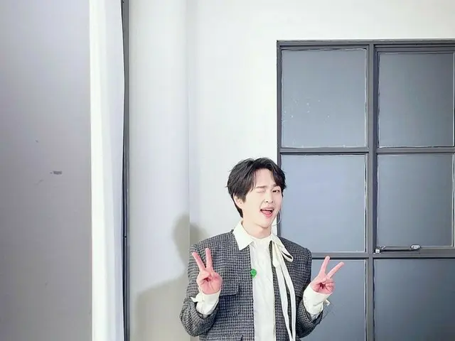 「SHINee」オンユ、「Way」のビハインドカット公開…かわいいウィンクとピース