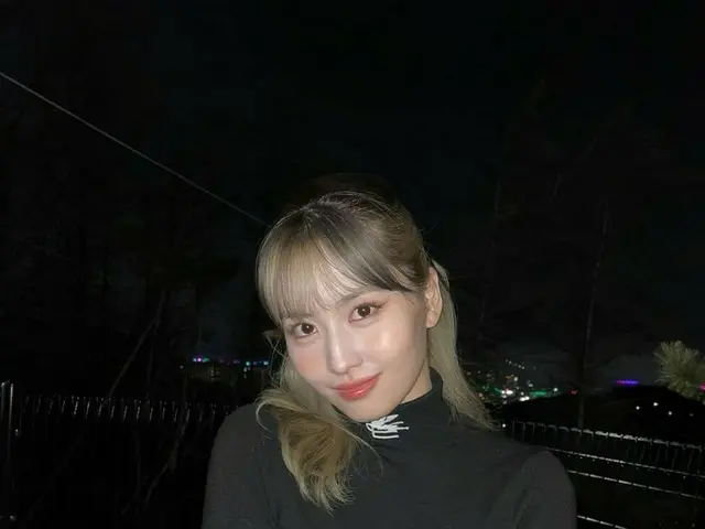 「TWICE」モモ、闇の中でも輝くビジュアル
