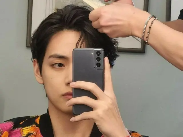 「BTS（防弾少年団）」V、ヘアメイク中にミラーセルフィー…顔半分隠してもイケメン