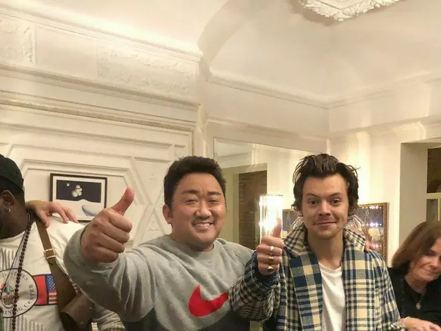 俳優マ・ドンソク、“「エターナルズ」300万突破感謝”…ハリー・スタイルズとツーショット公開!
