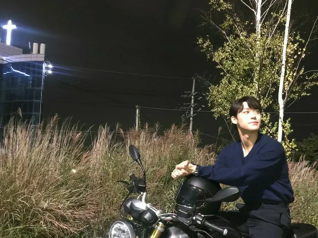 俳優イ・ドヒョン、バイクにまたがってワイルドで素敵な姿
