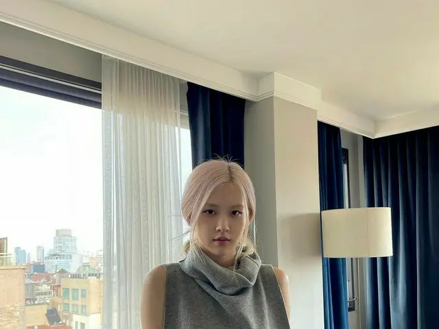 「BLACKPINK」ロゼ、頭からつま先まで感覚的なファッションセンス