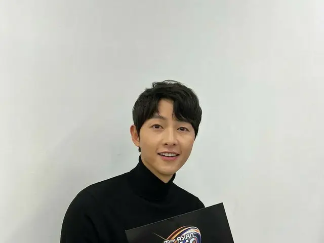 俳優ソン・ジュンギ、「2021 MAMA」の控室で明るい笑顔